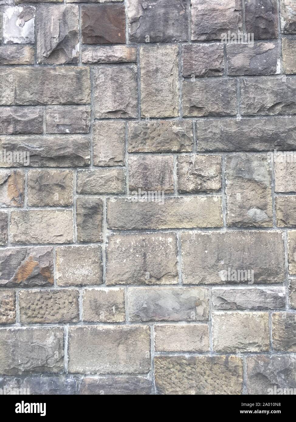 La texture du mur en pierre avec de grandes briques sur l'ancienne muraille de la ville historique en Allemagne, l'Europe. Peut être utilisé comme une texture ou un arrière-plan. Banque D'Images