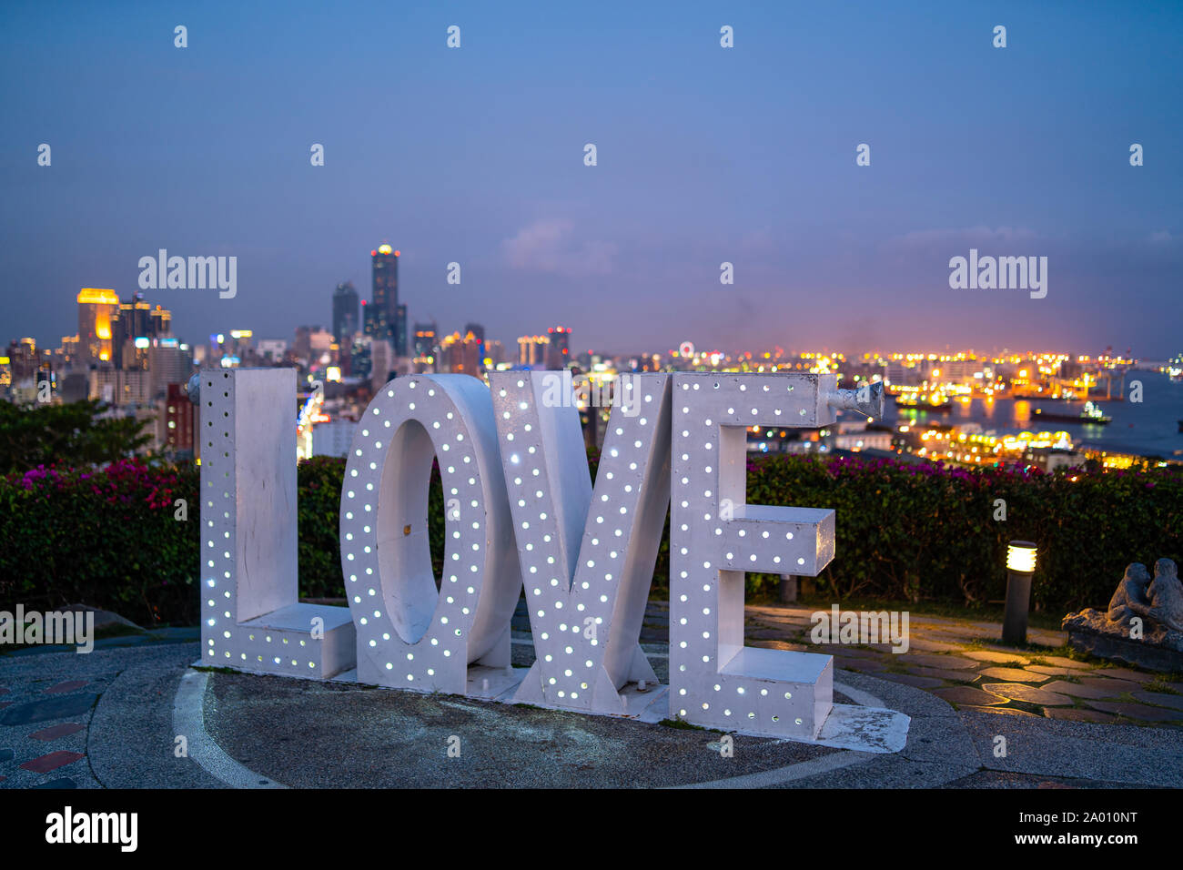 Kaohsiung, Taiwan : Le mot amour en lettres géantes avec feux lumineux en face de la ville de Kaohsiung après le coucher du soleil à Martyrs Shrine Banque D'Images