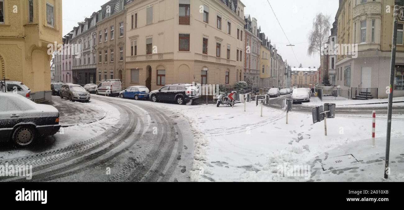 Wuppertal, Allemagne - 27 décembre 2014 : il a neigé en coin de rue avec des voitures stationnées en Allemagne Banque D'Images