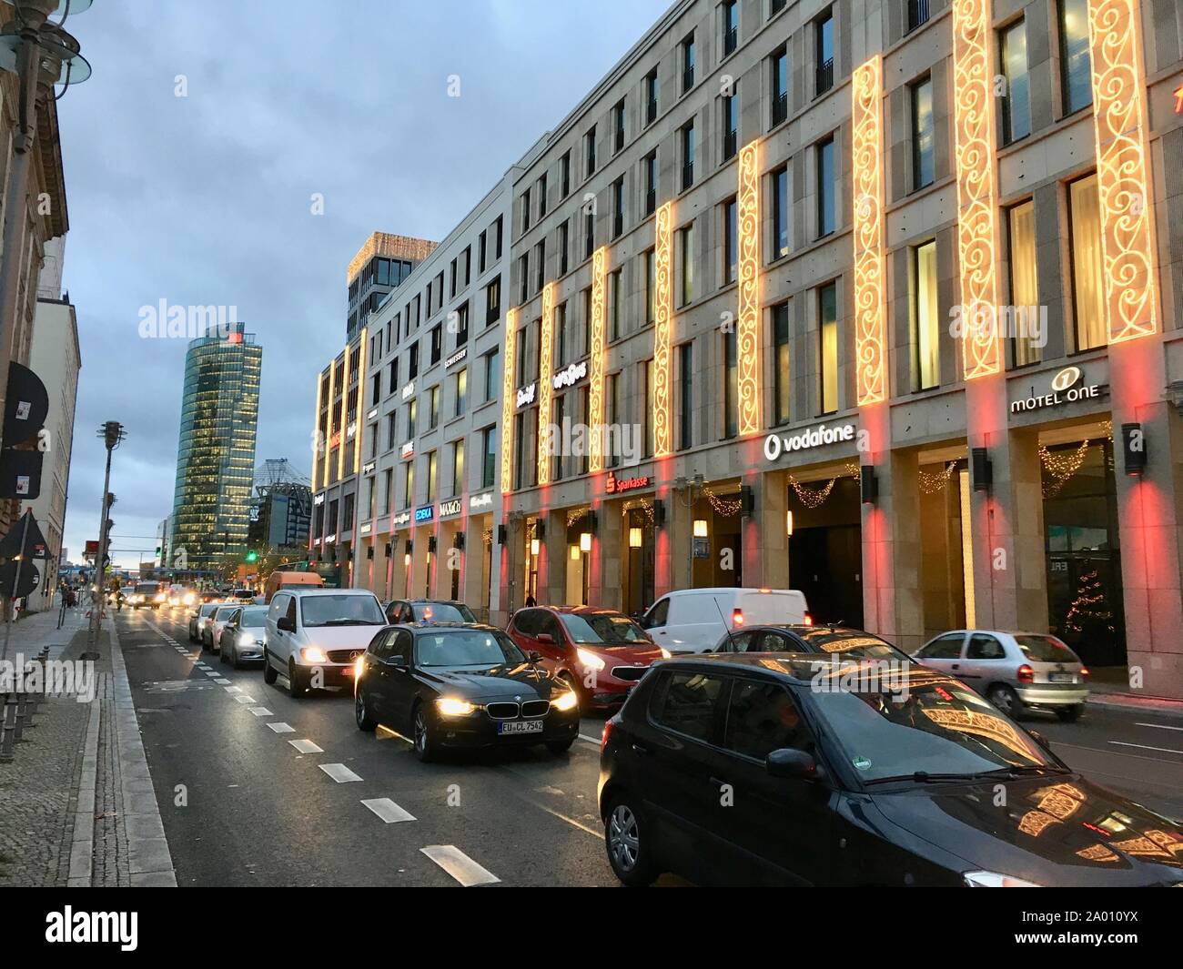 Berlin, Allemagne - le 10 décembre 2018 : Centre commercial de Berlin extérieur avec décoration de Noël, Arbre de Noël et des lumières et de la Potsdamer Platz en retour Banque D'Images