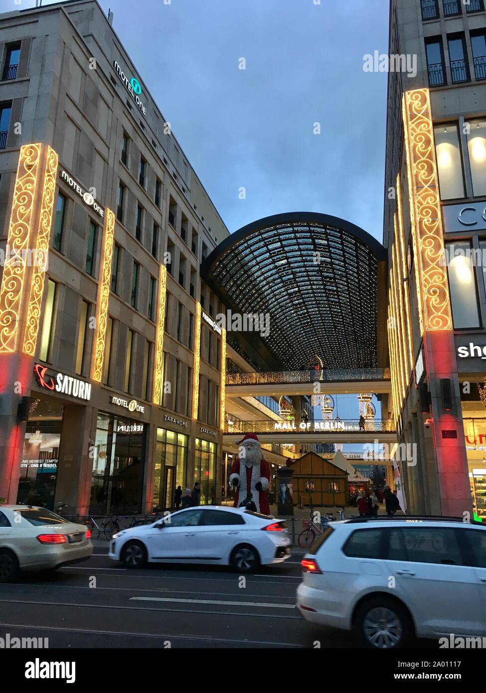 Berlin, Allemagne - le 10 décembre 2018 : Centre commercial de Berlin extérieur avec décoration de Noël, Arbre de Noël et des lumières Banque D'Images