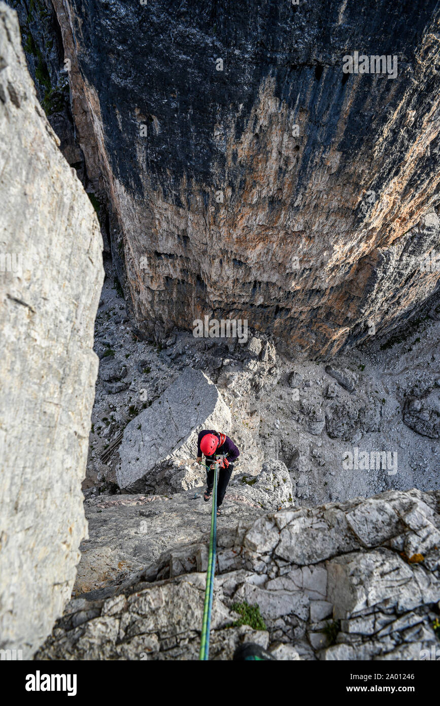 Grimpeur sur le paysage de montagnes des Dolomites du Tyrol du Sud, Italie. Banque D'Images