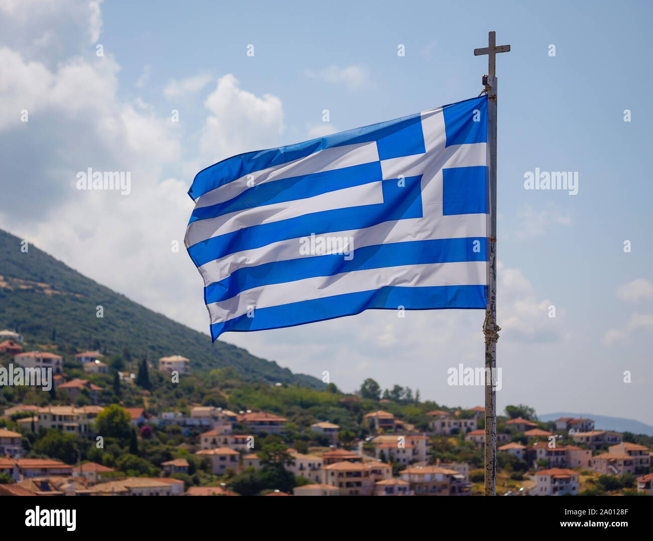 Kyparissia Messenie Peloponnese Grece Drapeau Grec Au Chateau Surplombant La Ville Cotiere De Kyparissia Kyparissia Messenien Peloponnese Gr Photo Stock Alamy