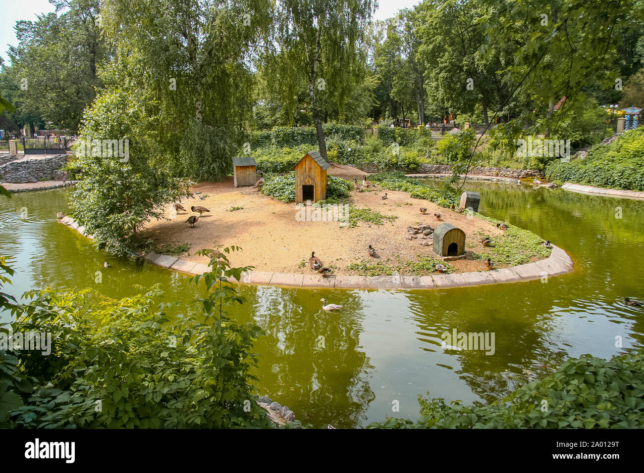 Kharkiv Zoo est l'état du parc zoologique à Kharkiv, la plus ancienne de l'Ukraine. Il a été ouvert en 1895, pour les visiteurs en 1903. Kharkov, Ukraine. Juin 2012 Banque D'Images