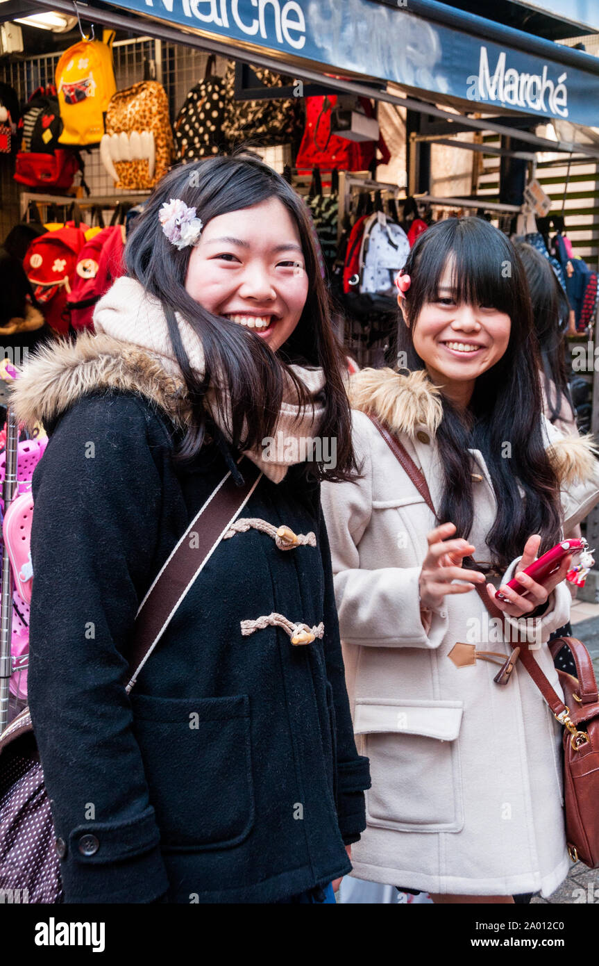 Sourires japonais pour ce photographe américain à Tokyo. Banque D'Images