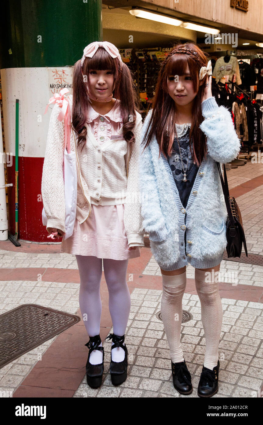 Habillée dans la mode lolita du Japon, les jeunes femmes de Tokyo ont créé  un style basé sur la modestie, la cuticité et les vêtements victoriens  Photo Stock - Alamy