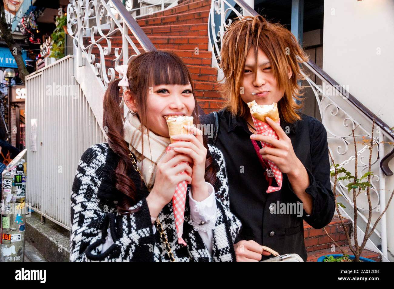 Crème glacée pour deux à Tokyo, Japon. Le langage universel de la photographie. Banque D'Images