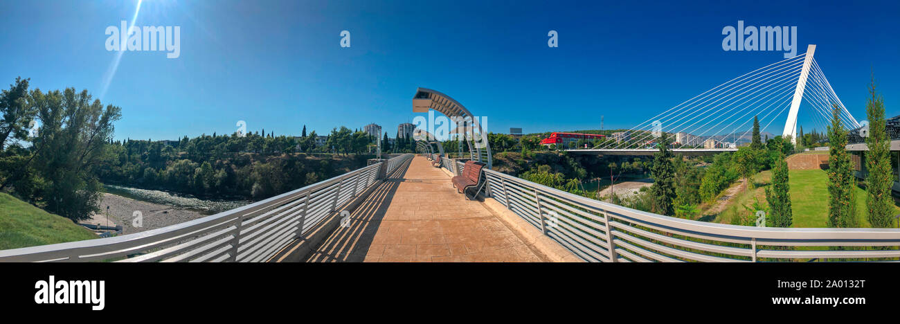 Vue panoramique sur le pont du Millénaire, à partir d'un projet par l'architecte Santiago Calatrava, vu depuis le pont de Moscou. L'architecture moderne de la capitale de Monte Banque D'Images