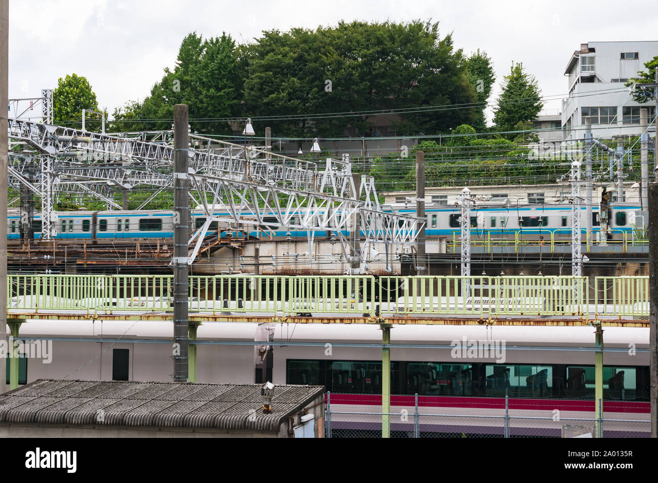 Trains sur gare. L'infrastructure urbaine. La Gare de Ueno, Tokyo, Japon Banque D'Images