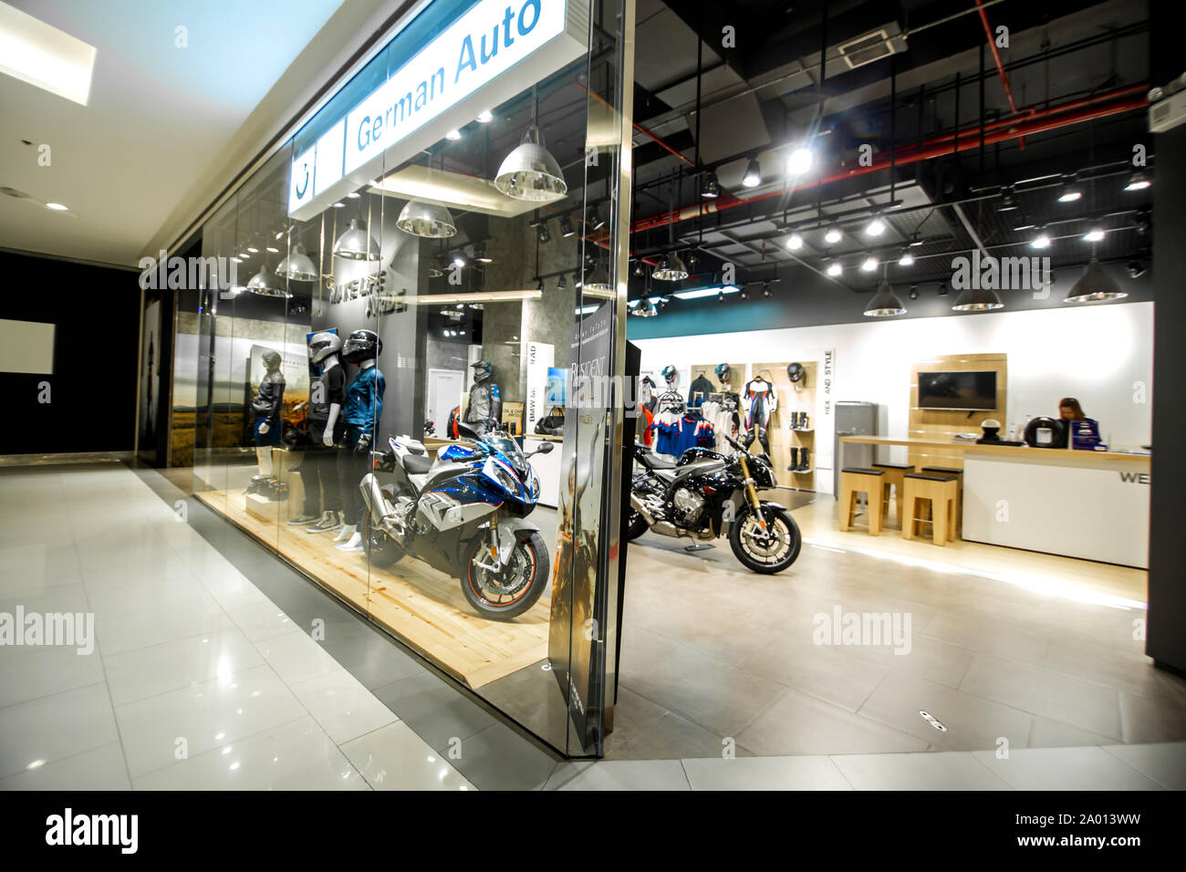 Boutique d'accessoires moto et de l'intérieur du centre commercial. Sur la  fenêtre sont des motos de sport Photo Stock - Alamy