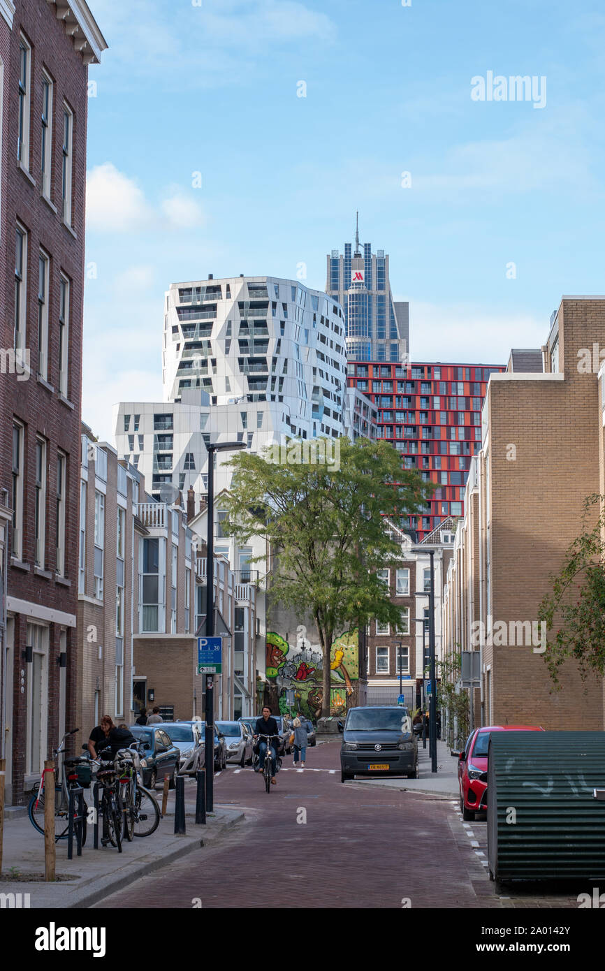 Une rue typique de la ville néerlandaise de Rotterdam, avec un mélange d'architecture traditionnelle et moderne Banque D'Images