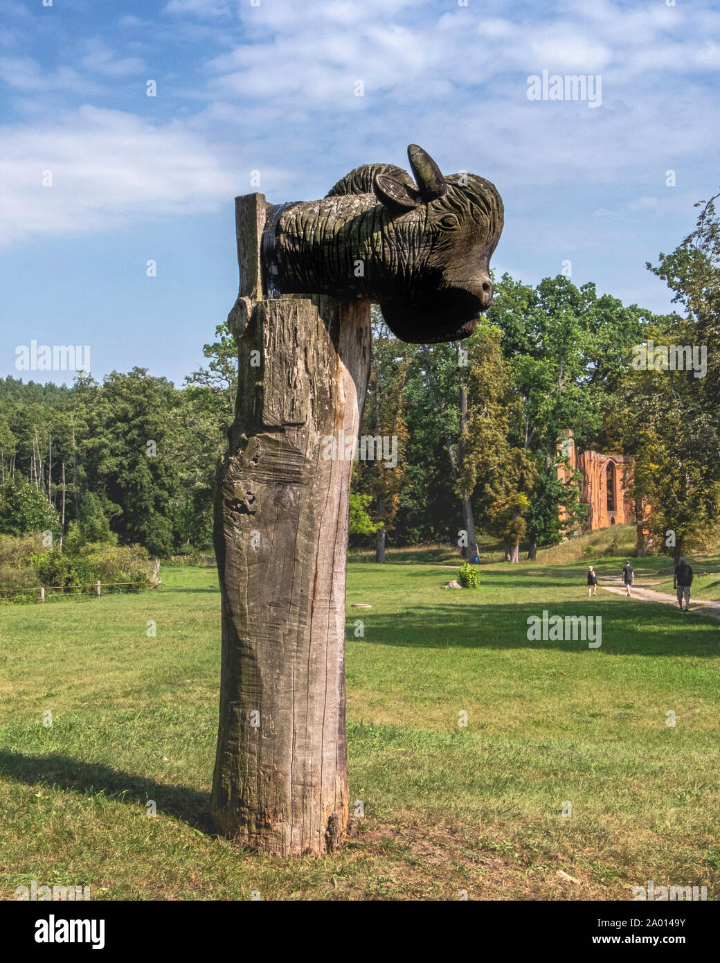 En Bois sculpté tête de bison à la mémoire du Comte Joachim Dietlof von Arnim de Boitzenburg tente de préserver le bison d'Europe de l'extinction. Uckermark Banque D'Images