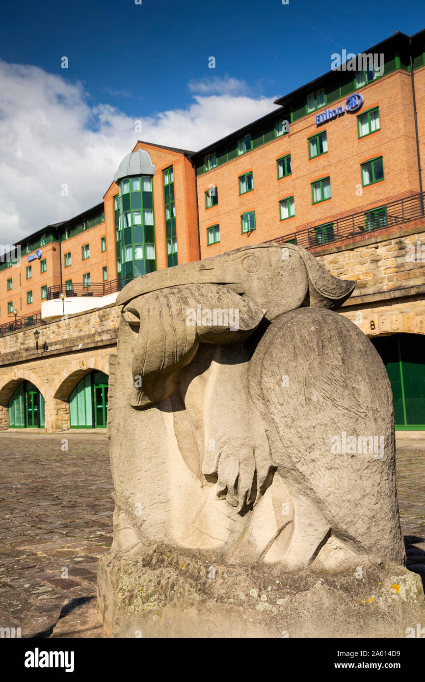 Le Yorkshire, UK, Sheffield, Sheffield et Tinsley bassin du Canal, Victoria Quays Kingfisher sculpture sur pierre au-dessous de l'hôtel Hilton Banque D'Images