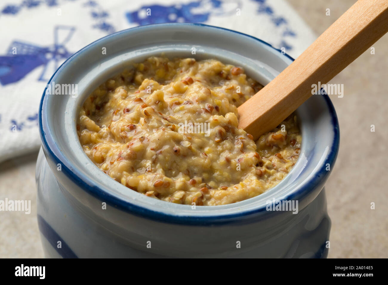 Pot de moutarde grossièrement traditionnel néerlandais close up Banque D'Images