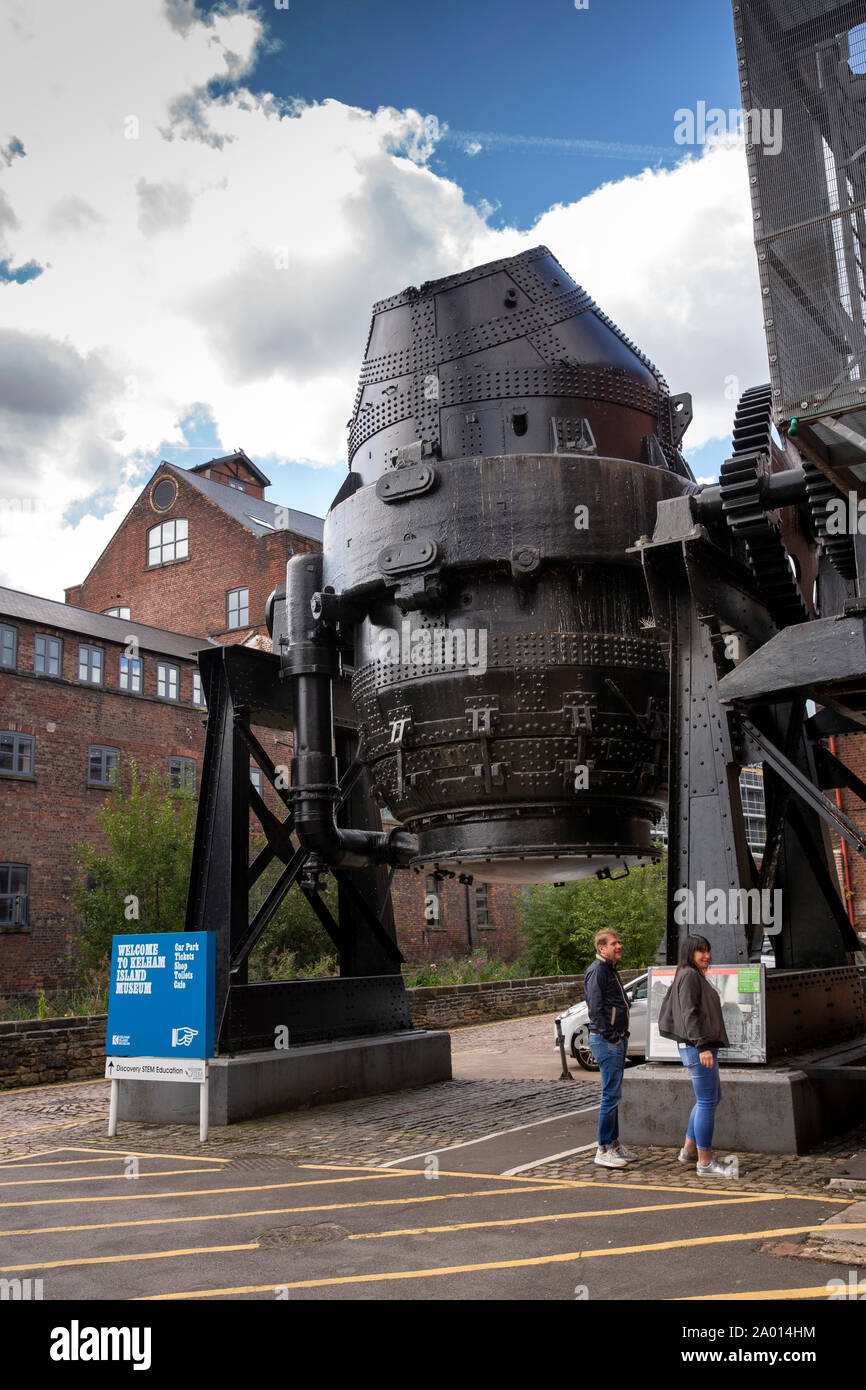 Le Yorkshire, UK, Sheffield, Kelham Island Museum, les visiteurs dans le processus Bessemer dernier fourneau Banque D'Images