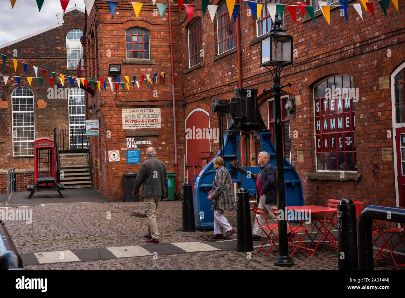 Le Yorkshire, UK, Sheffield, Kelham Island Museum, les visiteurs dans la cour au marteau à vapeur Cafe Banque D'Images