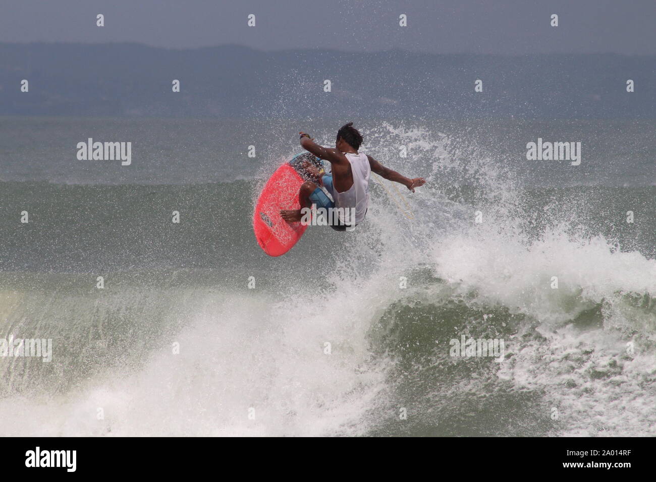 Free Surf à la plage de Bali, Indonésie. surfer à Bali beach... Banque D'Images