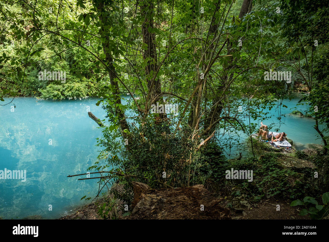 La RIVIÈRE ELSA, ITALIE - 15 septembre 2019 : deux personnes inconnues au parc de la rivière Elsa, le sentier commence à Gracciano et atteint à Colle Val d'Elsa (Sienne, T Banque D'Images