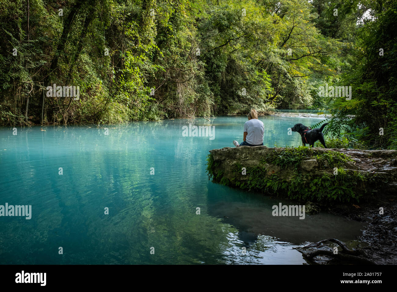 La RIVIÈRE ELSA, ITALIE - 15 septembre 2019 : une femme inconnue avec chien au parc de la rivière Elsa, le sentier commence à Gracciano et atteint à Colle Val d'Elsa ( Banque D'Images