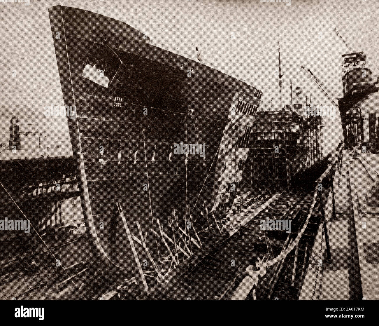 La dernière version de l'ingénierie et de la technologie des années 1930 : lorsque les navires sont devenus trop petits pour leurs missions d'origine, il est devenu possible de construire de nouvelles ou plus d'arcs, ou insérez une 'taille' sans perturber l'équilibre des navires ou bouyancy. La photo montre un nouvel arc sur le point d'être montés sur un bateau de croisière. Banque D'Images