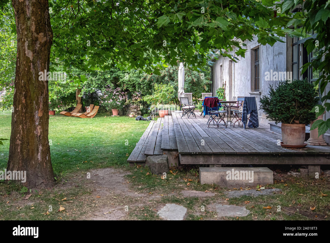 Ferme rustique avec jardin et terrasse en bois à Pinnow, Brandebourg Uckermark, Allemagne Banque D'Images