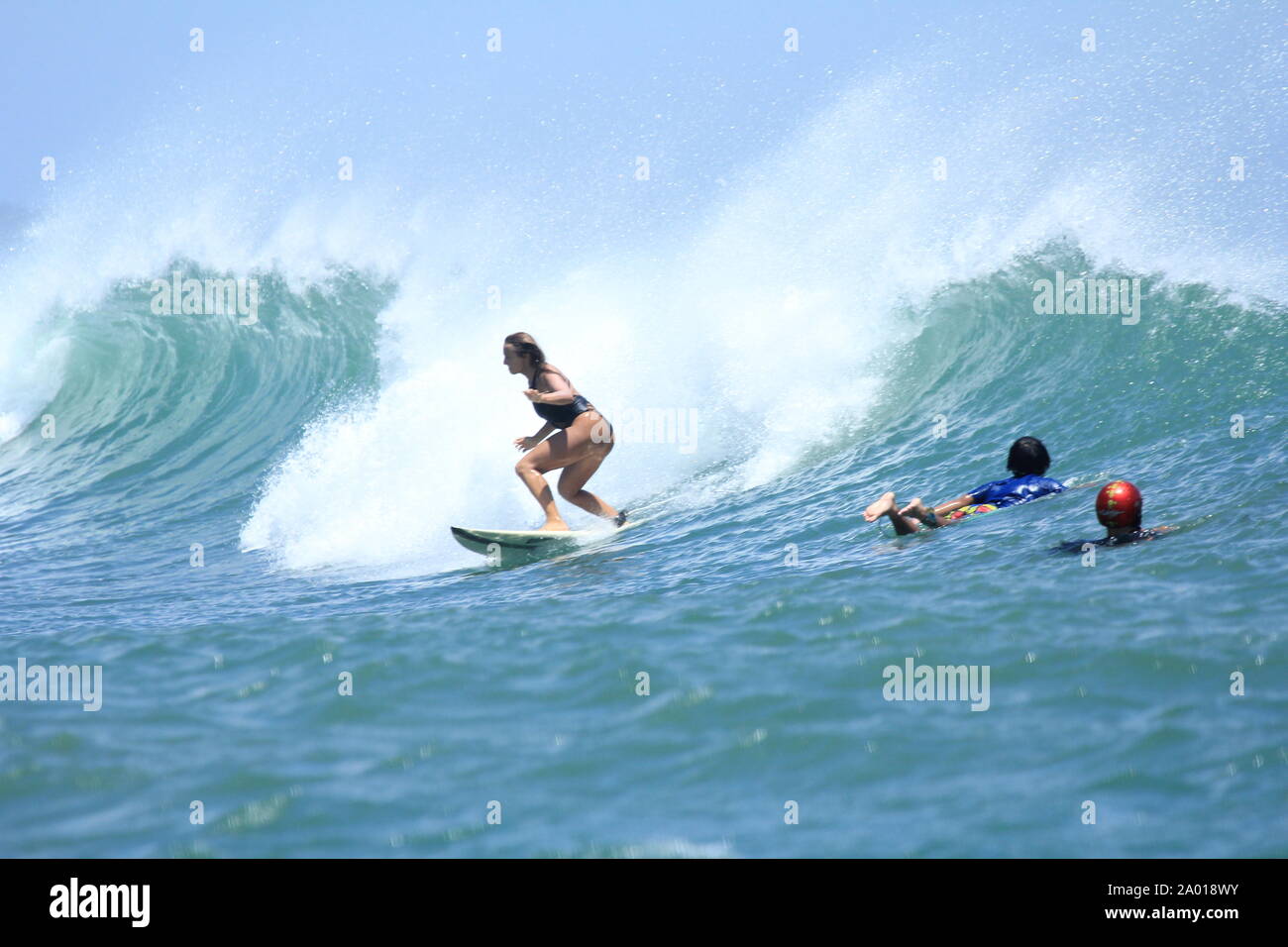 Free Surf à la plage de Bali, Indonésie. surfer à Bali beach... Banque D'Images