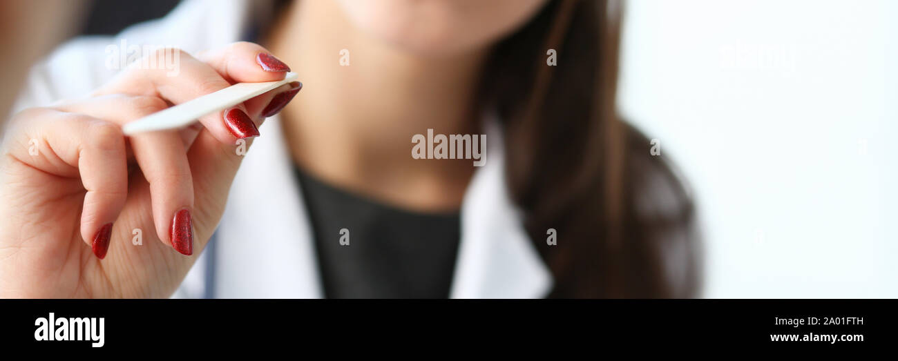 Beautiful smiling female doctor talk with patient Banque D'Images