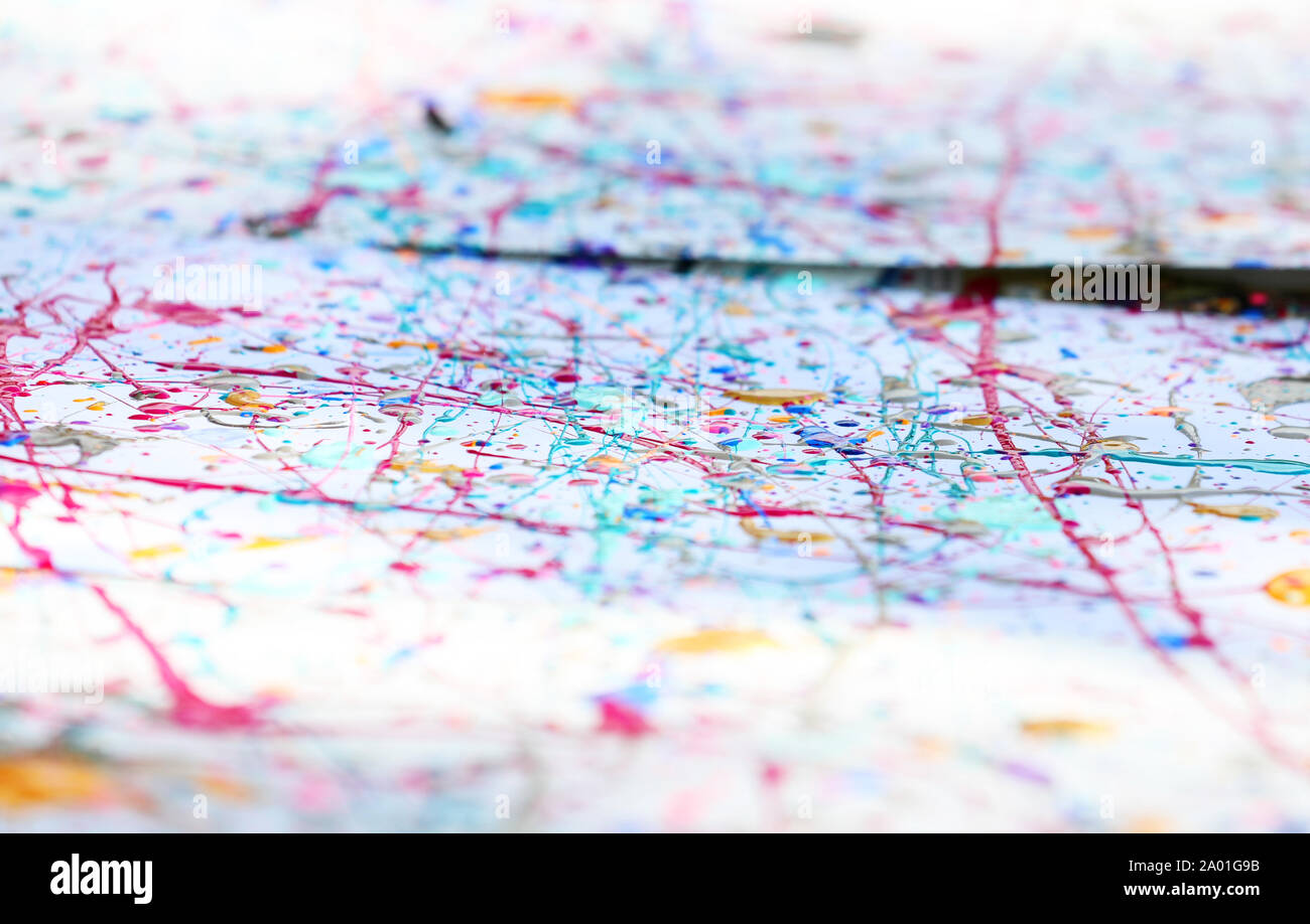 Plusieurs mesures de couleur peinture. peinture splattered dans les gouttes et toutes les lignes sur une toile blanche fond. éclaboussé peinture dessin. Banque D'Images