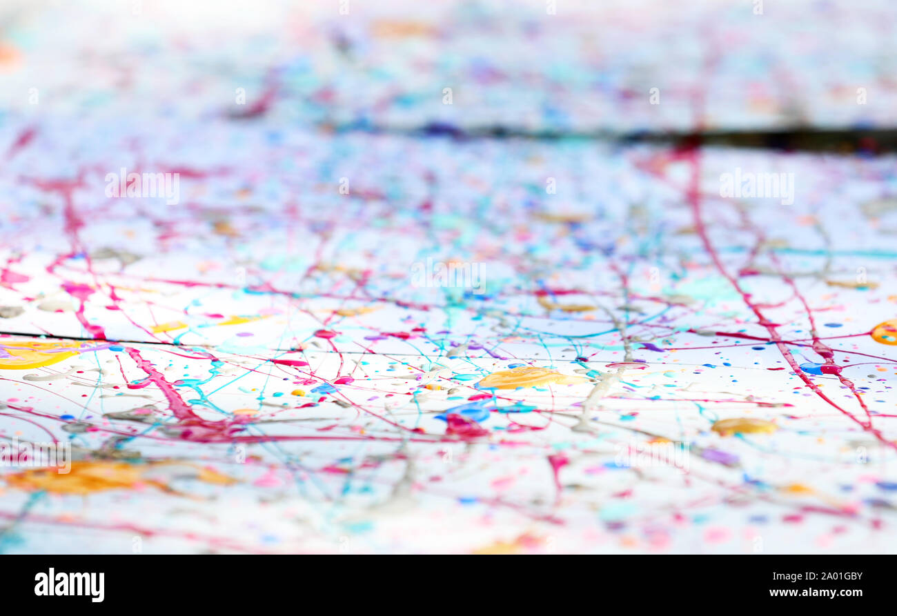 Plusieurs mesures de couleur peinture. peinture splattered dans les gouttes et toutes les lignes sur une toile blanche fond. éclaboussé peinture dessin. Banque D'Images