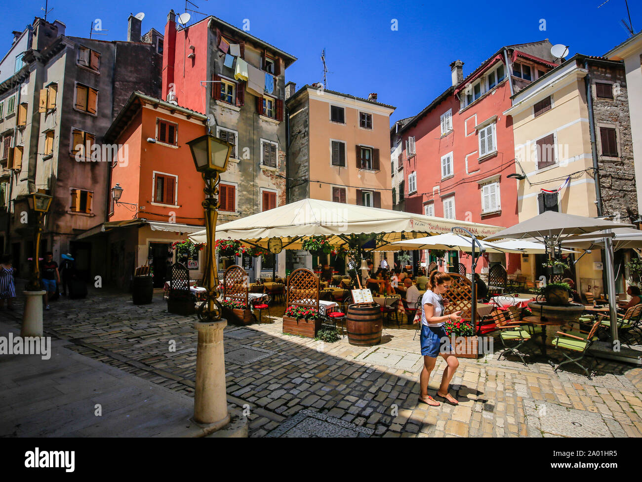 Rovinj, Istrie, Croatie - restaurant de la vieille ville rue du port de Rovinj. Rovinj, l'Istrien, Kroatien - Restaurant in den Altstadtgassen der Banque D'Images