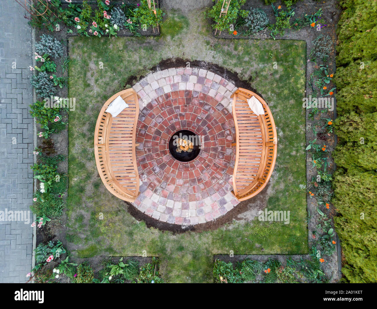 Cheminée dans le jardin avec deux bancs et un bol de feu Banque D'Images