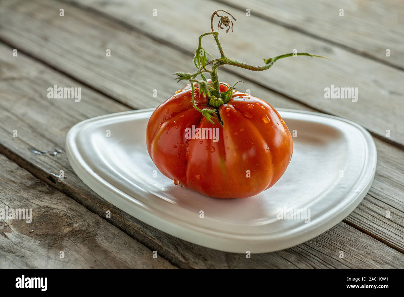 Les tomates coeur de boeuf sur la table Banque D'Images