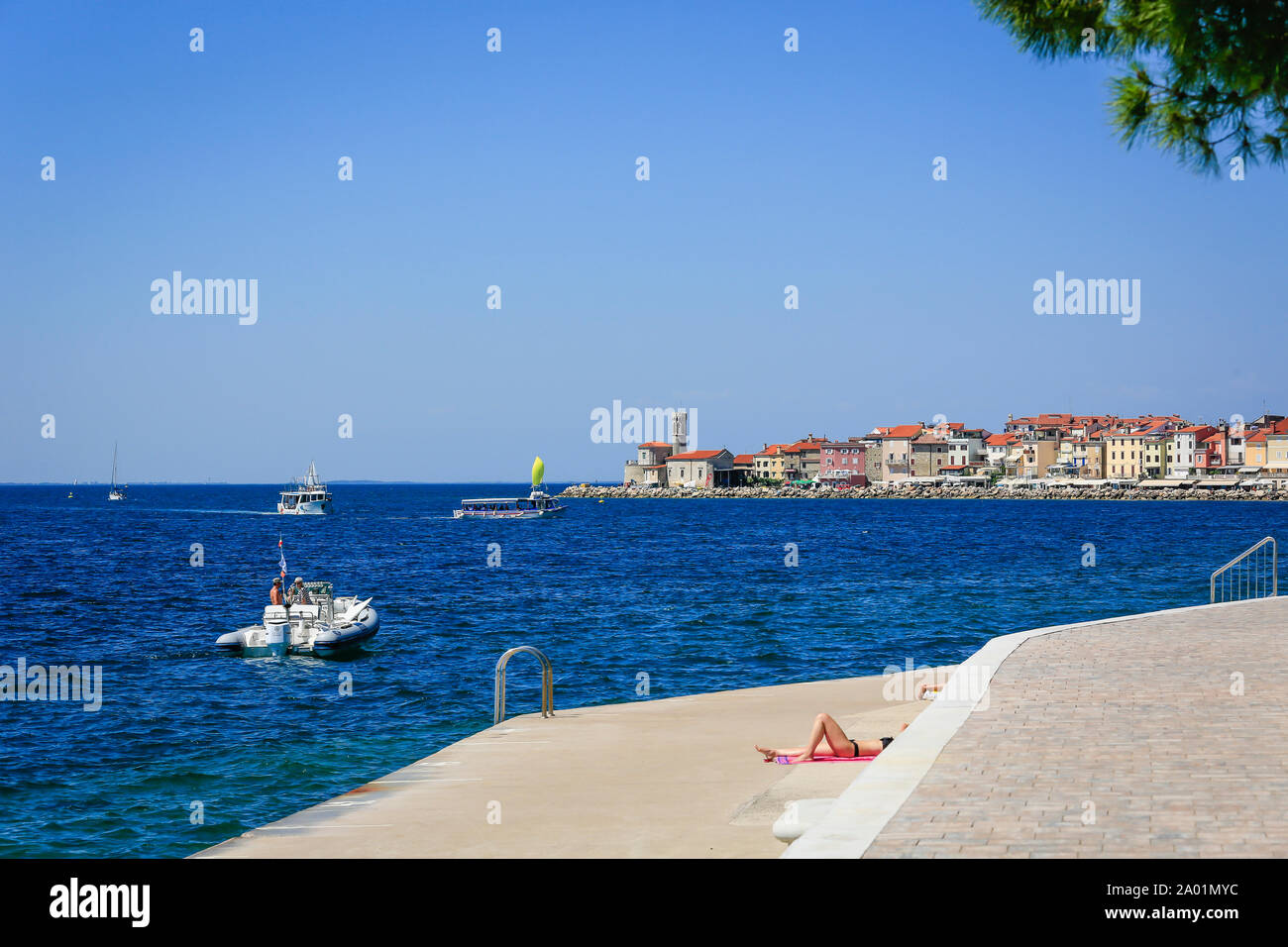 Piran, Istrie, Slovénie - baigneurs à la plage en béton Fornace de la ville portuaire Piran à la mer Méditerranée. Piran, Istrien, Slowenien - Badende Banque D'Images