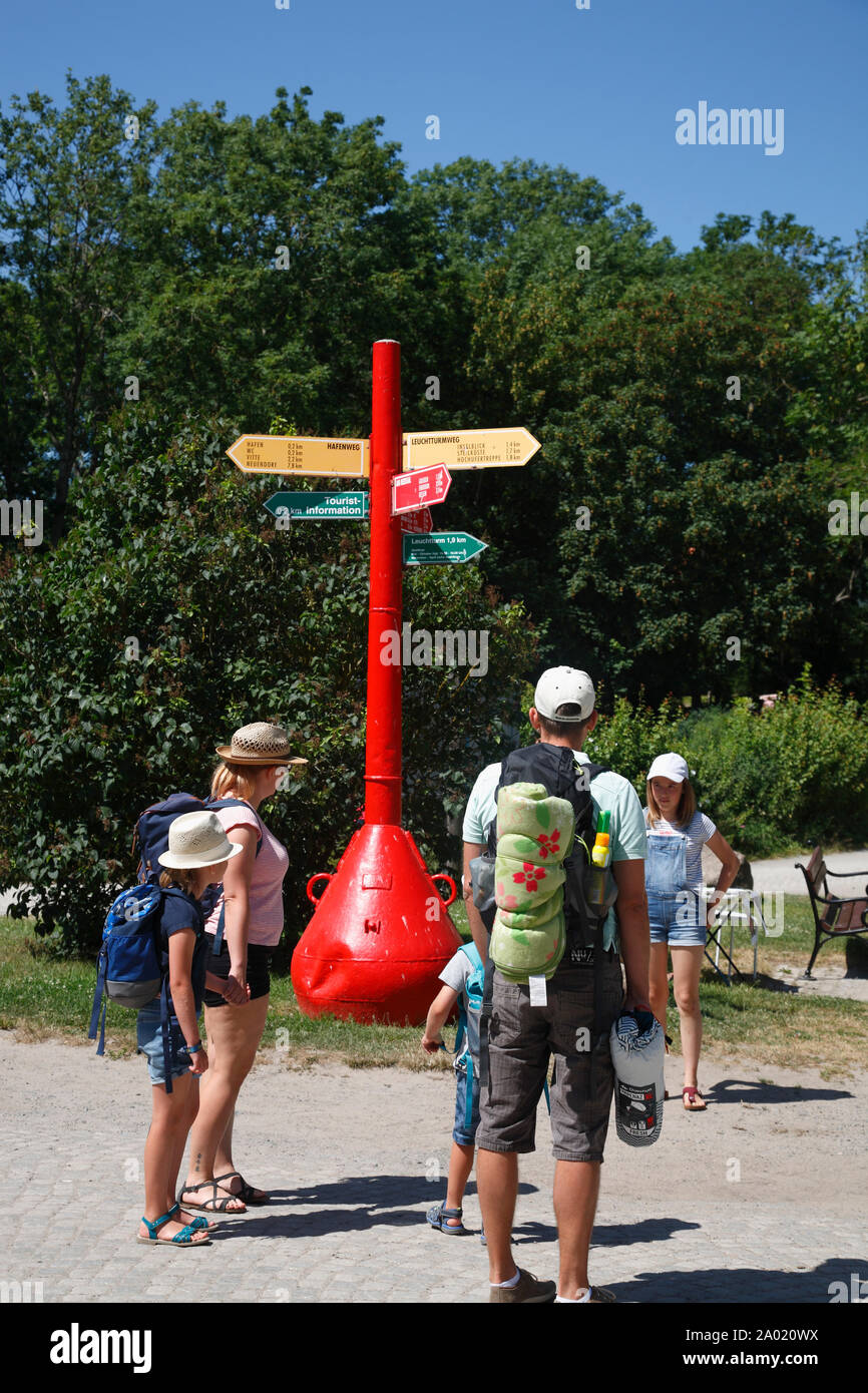 Kloster, walker au poteau de signalisation, l'île de Hiddensee, mer Baltique, Mecklembourg Poméranie occidentale, l'Allemagne, de l'Europe Banque D'Images