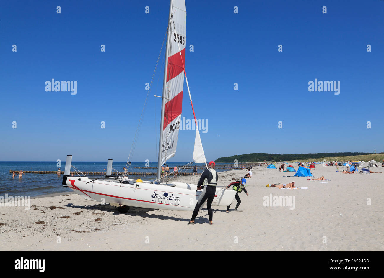 Vitte, bateau à voile sur la plage, surf-und sailingschool, l'île de Hiddensee, mer Baltique, Mecklembourg Poméranie occidentale, l'Allemagne, de l'Europe Banque D'Images