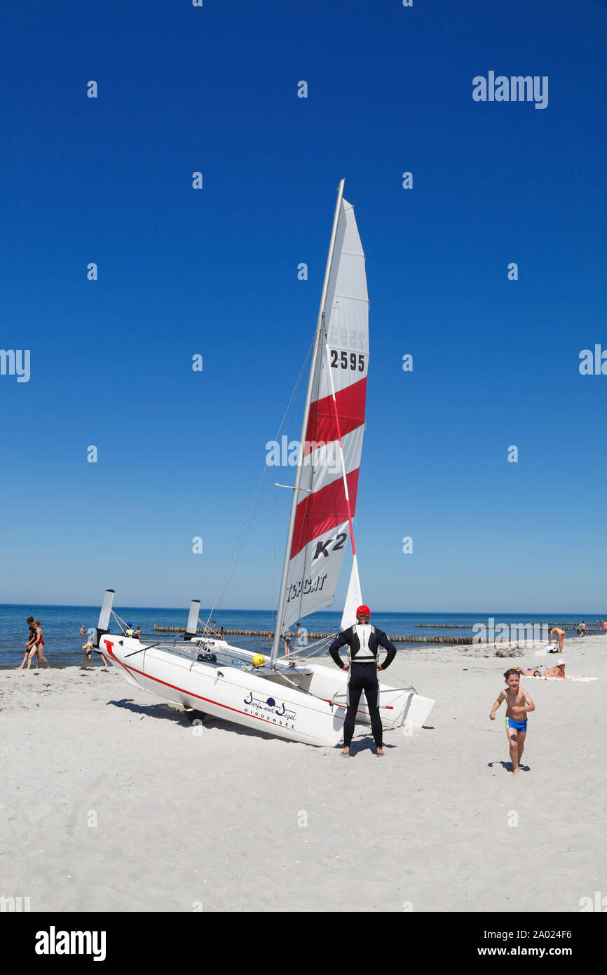 Vitte, bateau à voile sur la plage, surf-und sailingschool, l'île de Hiddensee, mer Baltique, Mecklembourg Poméranie occidentale, l'Allemagne, de l'Europe Banque D'Images