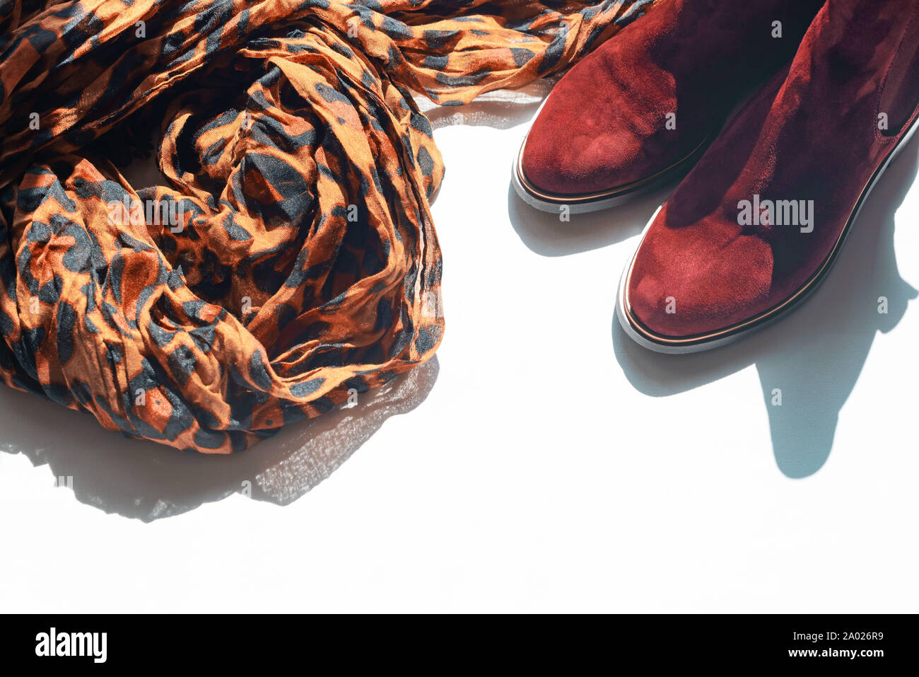 Accessoires femmes foulard léger imprimé léopard bottes Chelsea. Top View copy space Banque D'Images
