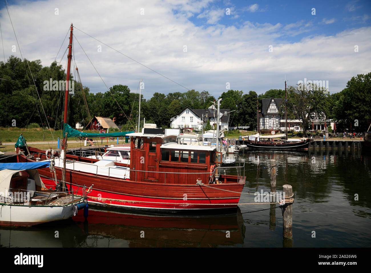 KLoster,bateaux dans le port, l'île de Hiddensee, la mer Baltique, l'urg Mecklenb Schleswig-holstein, Allemagne, Europe Banque D'Images