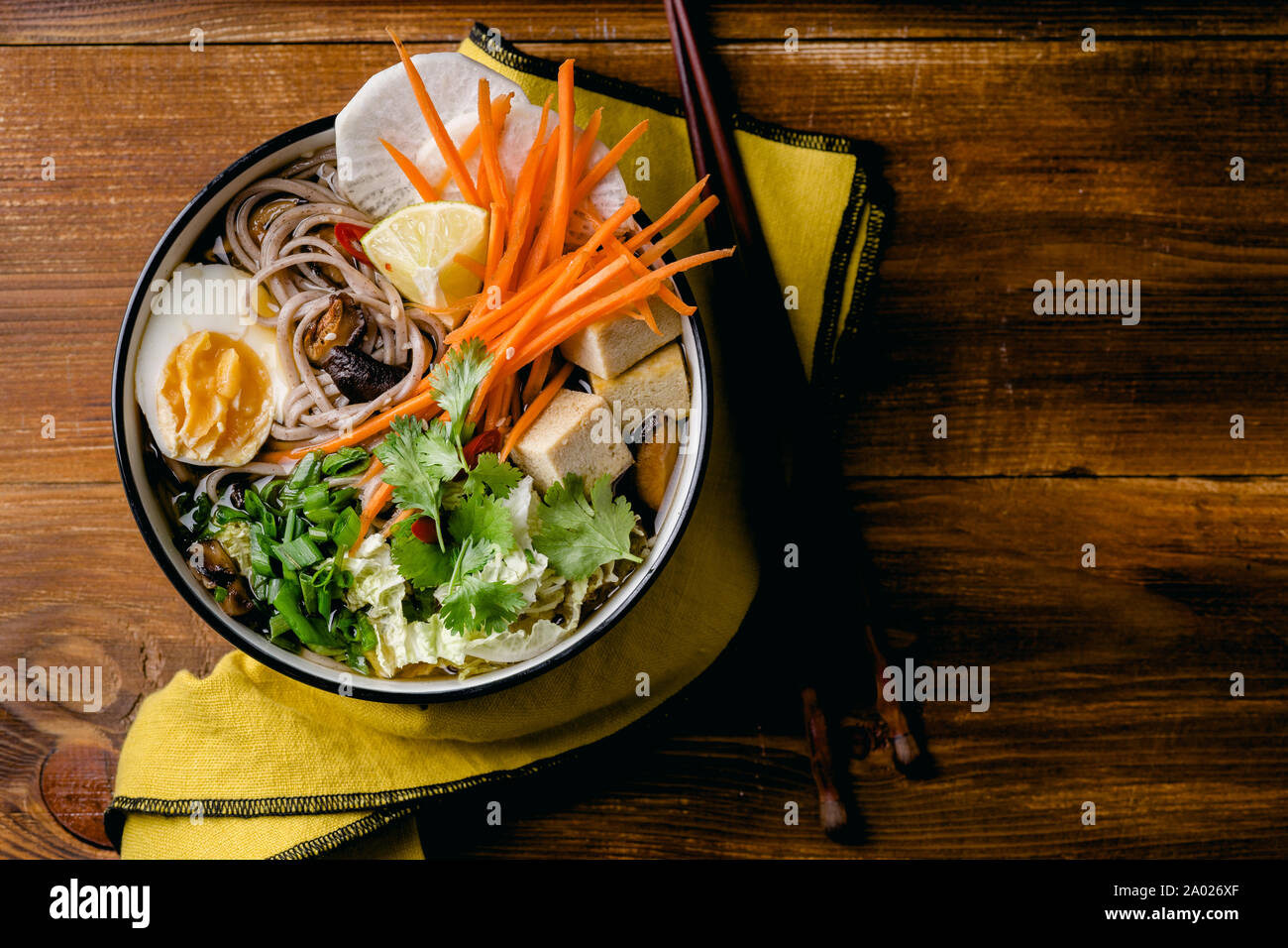 Le miso ramen végétarien avec des champignons shiitake, tofu frit, carotte, chou, poireau et de la chaux. La cuisine asiatique Banque D'Images