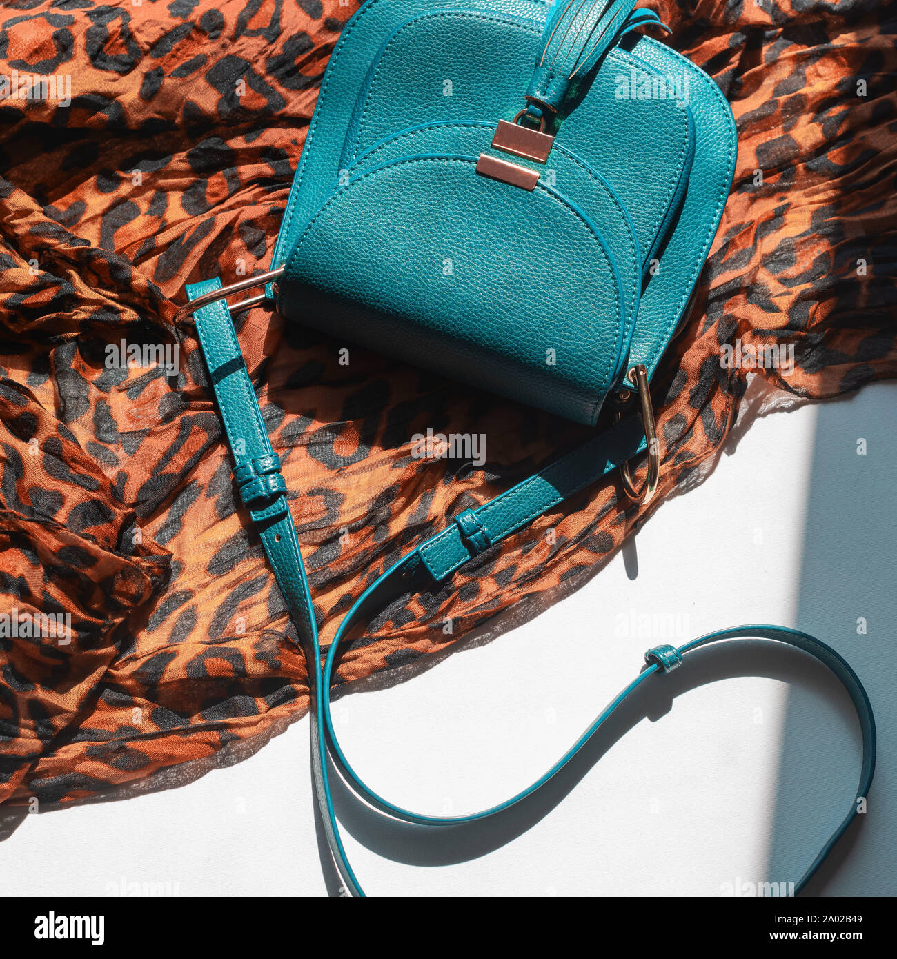 Accessoires femmes foulard léger leopard print sac noir. Square Banque D'Images
