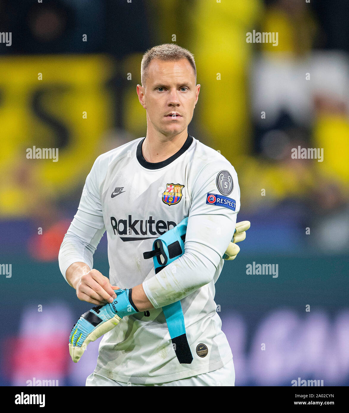 Gardien de but Marc-andré TER STEGEN (Barca) décolle le gardien de but gants  après le match. Ligue des Champions de football, Groupe, Groupe F, journée  1, Borussia Dortmund (NE) - FC Barcelone (