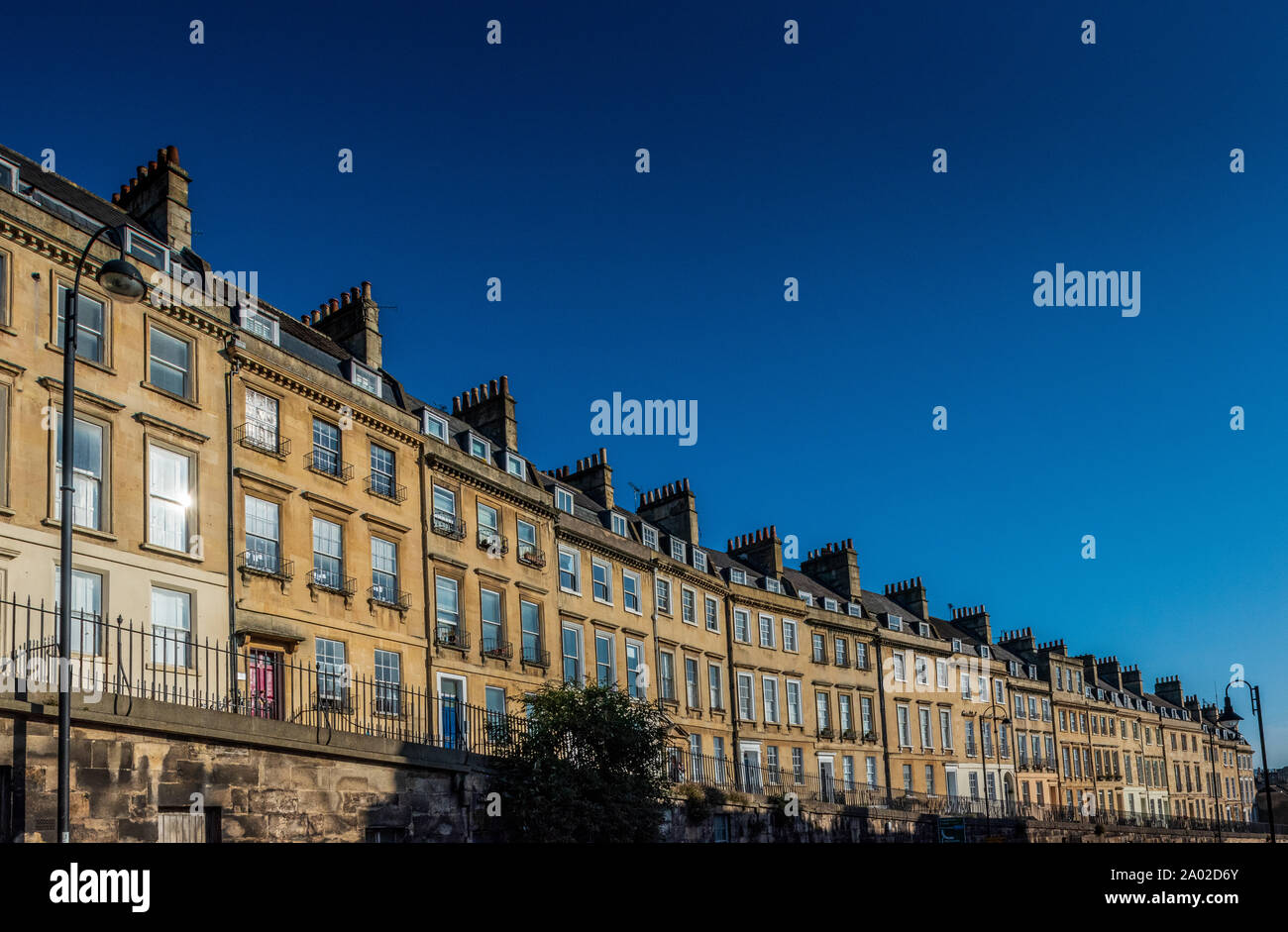 Bath Georgian maisons mitoyennes sur Walcot Parade au large de London Road dans Central Bath. Terrasse de la baignoire. Banque D'Images