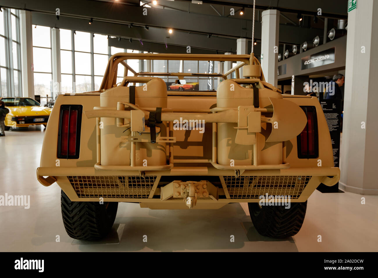 Modena / ITALIE - Le 10 février 2018:Lamborghini LM002 Cheetah camion hors route vue arrière sur l'affichage dans le musée à Modène Italie Banque D'Images