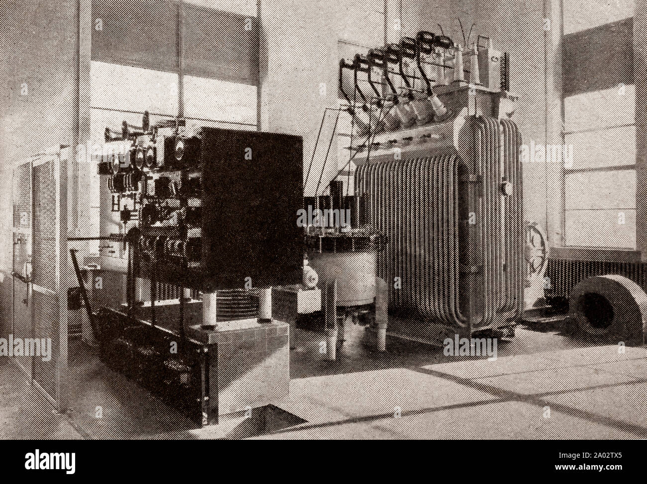 La dernière version de l'ingénierie et de la technologie des années 1930 : un grand redresseur de mercure utilisé pour convertir le courant alternatif en courant continu Il s'agit de la première haute tension (20 000 volts) redresseurs à être construit en Angleterre à la nouvelle station de Droitwich BBC. Banque D'Images