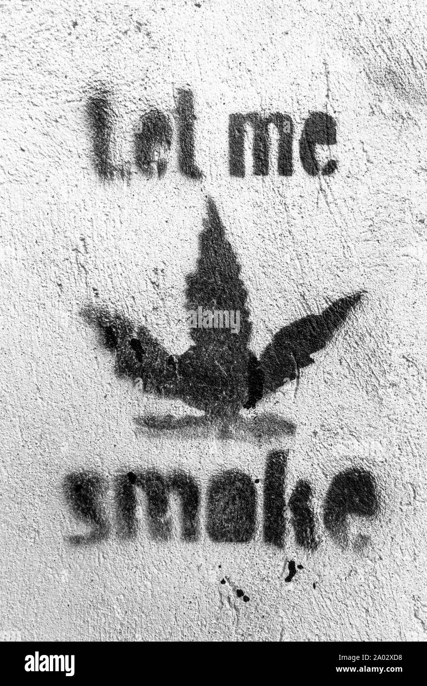 'Laissez-moi' avec de la marijuana fumée message symbole de la feuille sur le mur. Idéal pour vos œuvres créatives. Banque D'Images