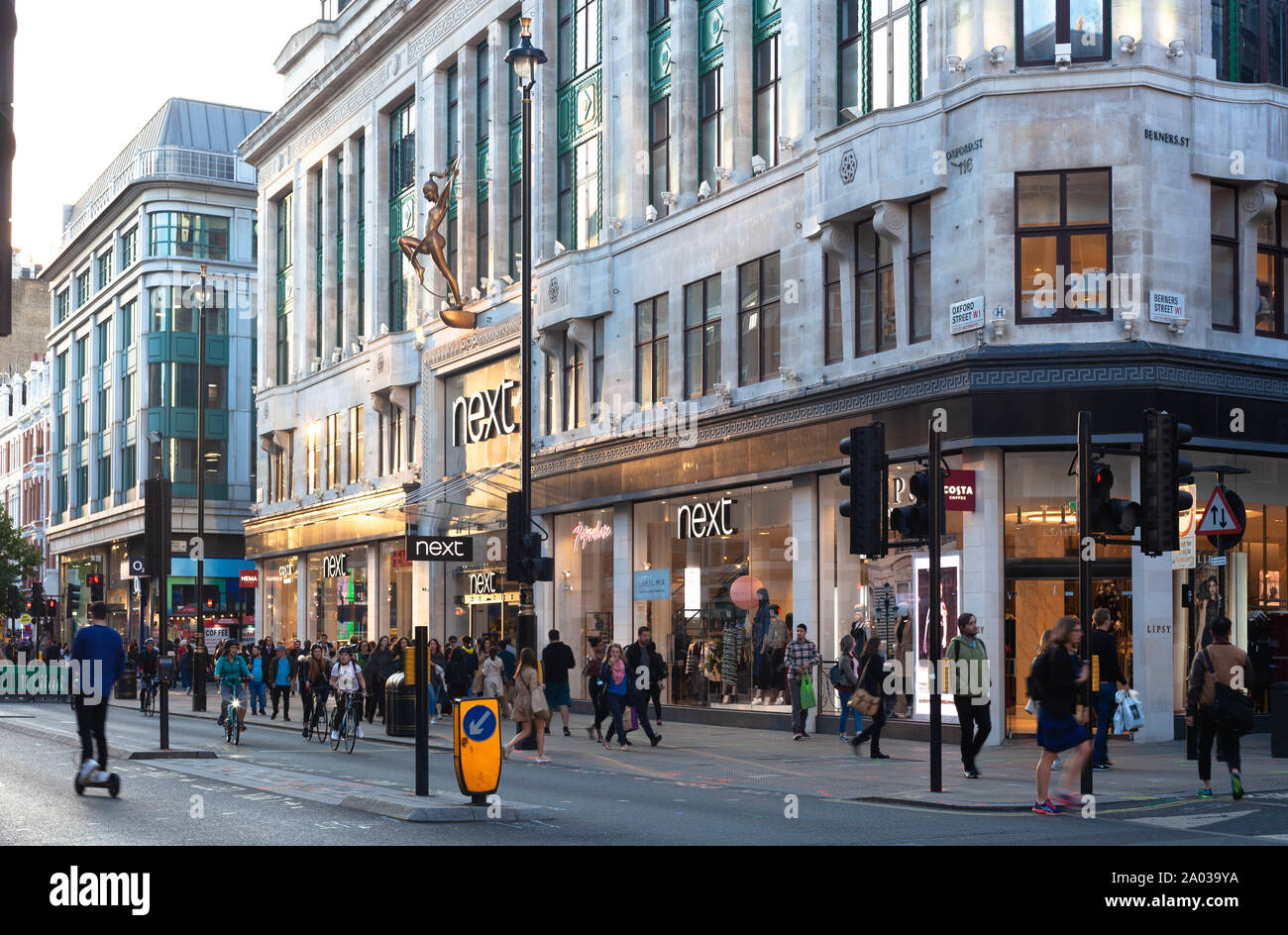 Nouveau magasin sur Oxford Street, Londres, Angleterre, Royaume-Uni. Banque D'Images