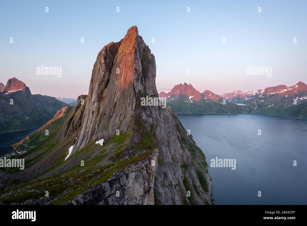 Vue depuis le mont Hesten sur la montagne emblématique Segla à la lumière de midnightsun avec ciel clair et de montagnes en arrière-plan, Fjordgard, Senja, Norvège Banque D'Images