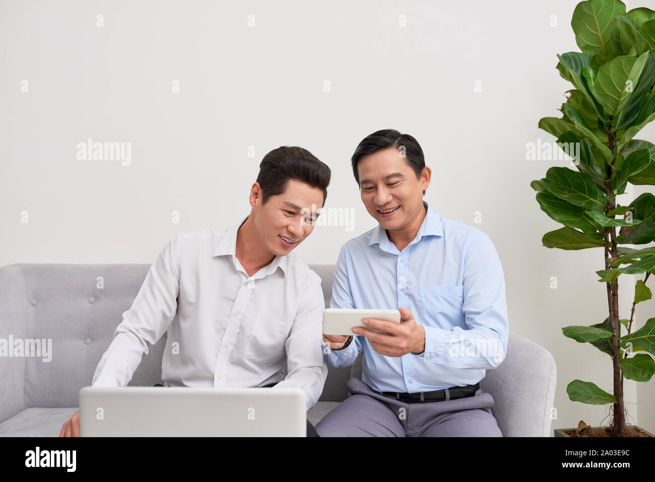 Deux hommes d'affaires travaillent dans office.concept d'entreprise. Banque D'Images