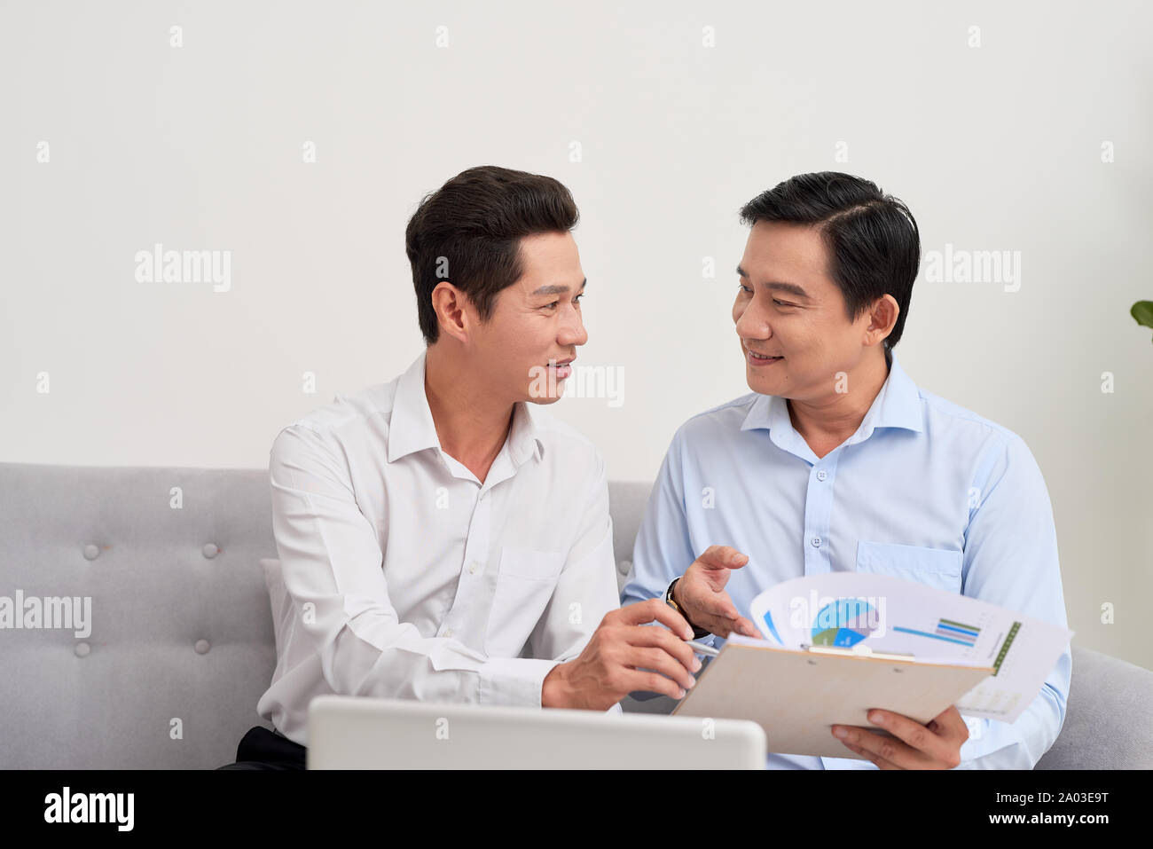 Deux hommes d'affaires travaillent dans office.concept d'entreprise. Banque D'Images