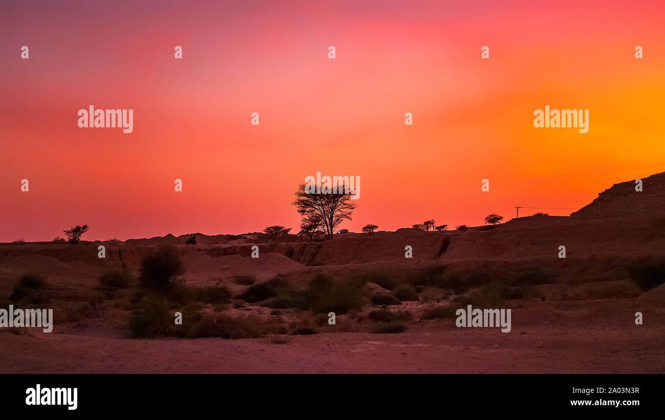 Belle vue sur le coucher de soleil près de Riyad en zone désertique de l'Arabie Saoudite. Banque D'Images